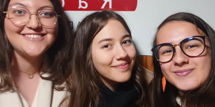 Agora é que me livro!:«As redes sociais são também responsáveis por afastar os jovens dos livros», afirmam Beatriz Vaz Patto e Matilde Martins