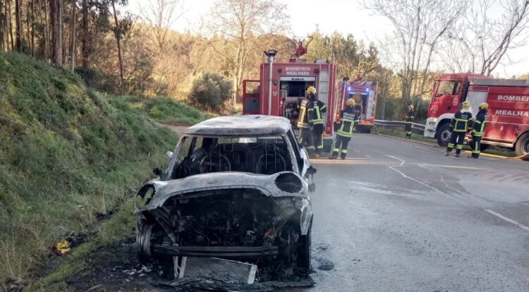 Automóvel ardeu numa estrada na Mealhada