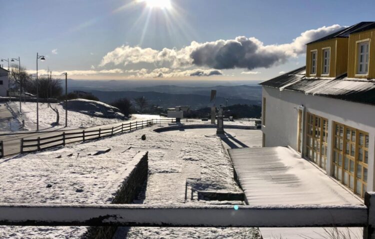 Primeiro nevão de 2024 cortou acessos à Serra da Estrela. Vias já foram reabertas