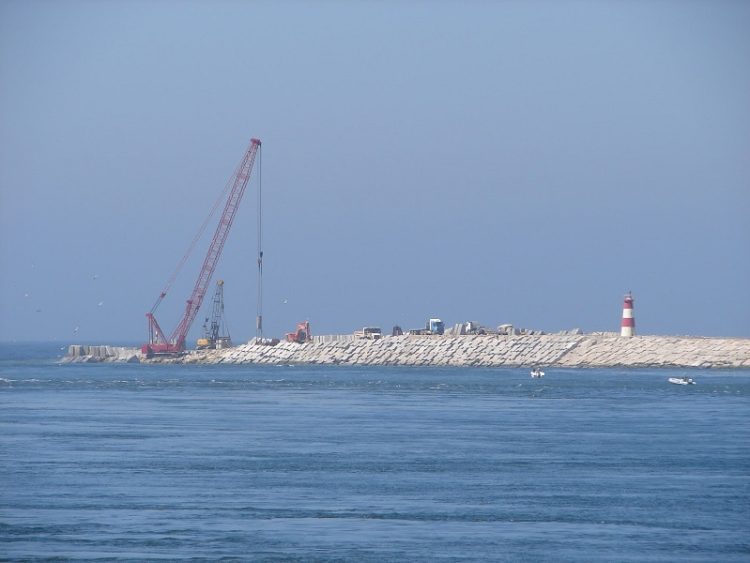 Homem sofreu ferimentos graves após queda no molhe do Porto de Aveiro