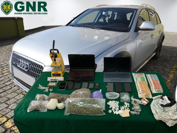 GNR deteve dois homens por tráfico de estupefacientes. Uma mulher foi constituída arguida