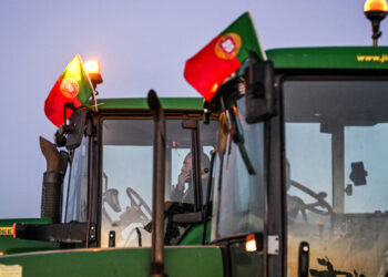 Protesto de agricultores cortou duas autoestradas e outros itinerários no país
