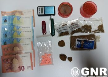 Nervosismo denunciou suspeito de tráfico de estupefacientes. Foi detido pela GNR