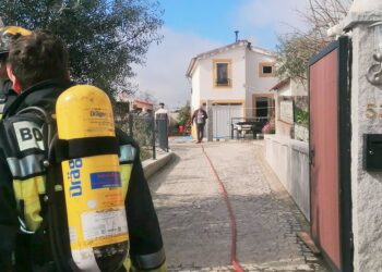 Galizes: Casal e três filhas ficam desalojados após incêndio em habitação