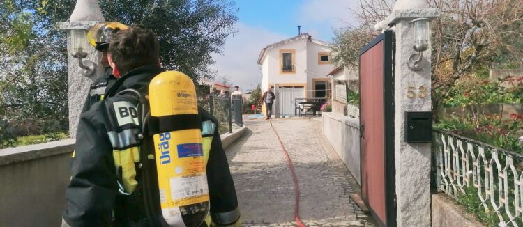 Galizes: Casal e três filhas ficam desalojados após incêndio em habitação