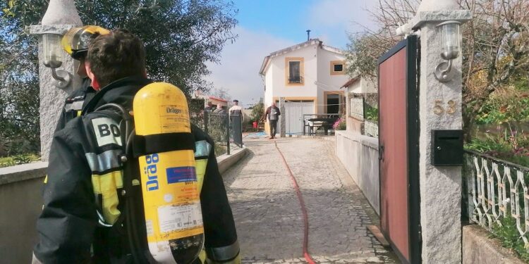 Galizes: Casal e três filhas ficam desalojados após incêndio em habitação