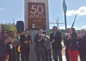 Cravo gigante evoca conquistas de Abril em Tábua. Monumento foi inaugurado na Carapinha