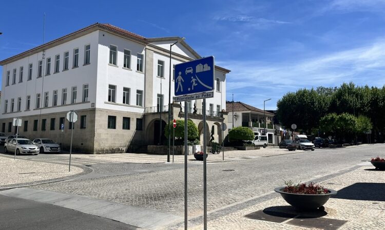 Vila de Arganil tem novas zonas de coexistência entre peões e veículos