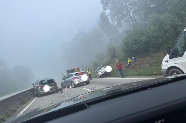 Rebentamento de pneu provoca acidente no IP3