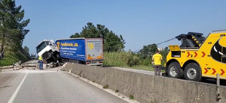 Despiste de pesado leva a corte do IP3 em Souselas nos dois sentidos