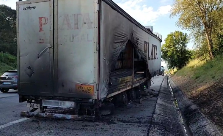 Coimbra: Camião consumido pelas chamas na A1