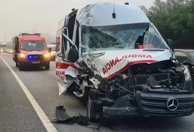 Colisão entre ambulância e camião no IP3 provoca um ferido