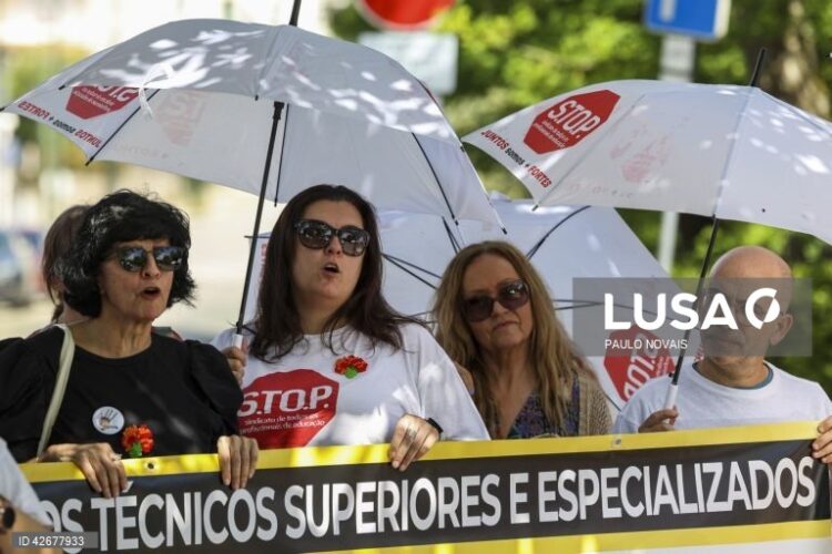 Não docentes protestam em Coimbra contra municipalização no setor