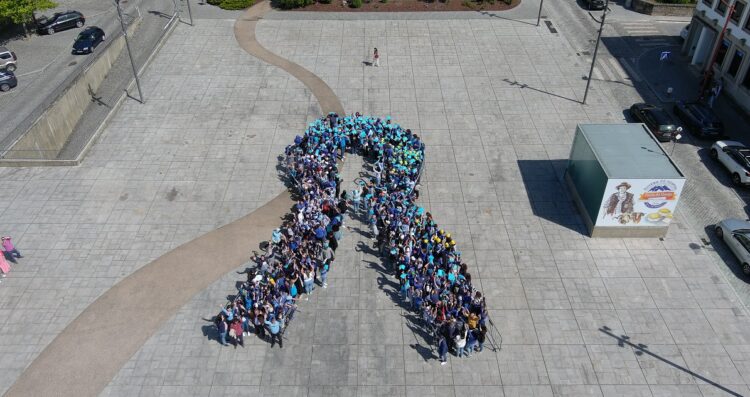 Laço Azul “alerta consciências” para maus-tratos infantis