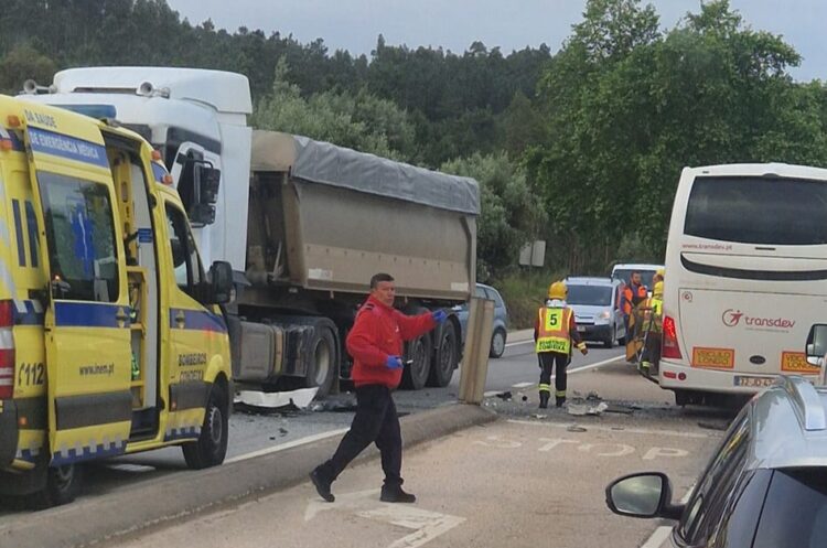 Colisão entre camião e autocarro provocou um ferido ligeiro no IC2