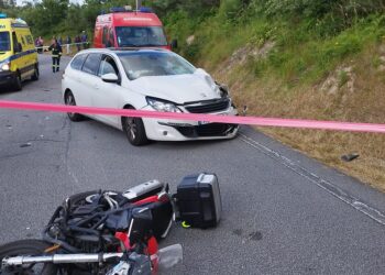 Colisão entre moto e automóvel causa dois feridos em Oliveira do Hospital