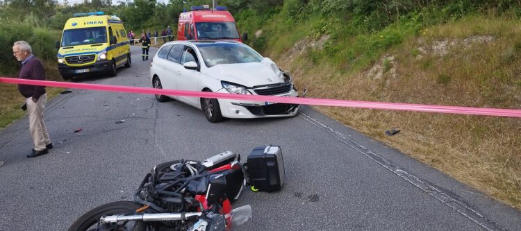 Colisão entre moto e automóvel causa dois feridos em Oliveira do Hospital