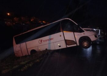 Autocarro deslizou para ribanceira em Avô. Não houve feridos