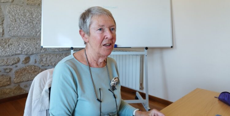 Leni é “apaixonada” por Fernando Pessoa e ensina a Língua Portuguesa a estrangeiros (vídeo)