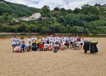 Comunidade do IPC recolhe resíduos nas margens do Rio Mondego em ação de sensibilização ambiental e desportiva