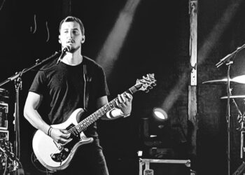 Jovem de 30 anos, guitarrista dos Kremlin, morre em violento acidente em Soure