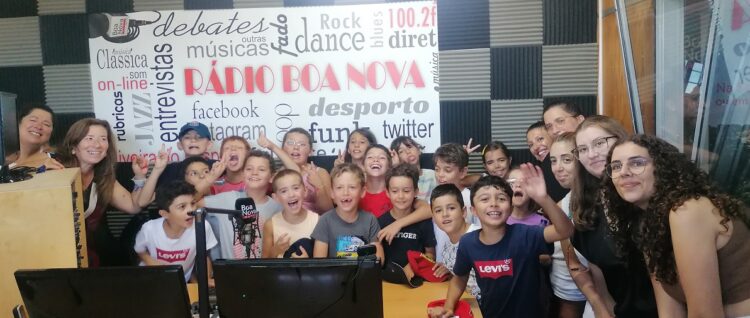 Crianças das “Atividades de Verão” visitaram hoje a Rádio Boa Nova