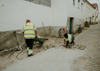 Calçada em Meda de Mouros está a ser reparada