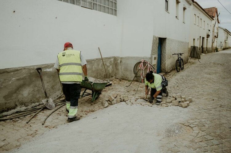 Calçada em Meda de Mouros está a ser reparada