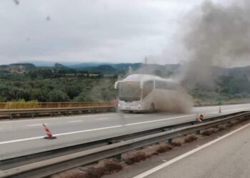 Autocarro incendiou-se no IP3. Os seis passageiros e o motorista estão bem