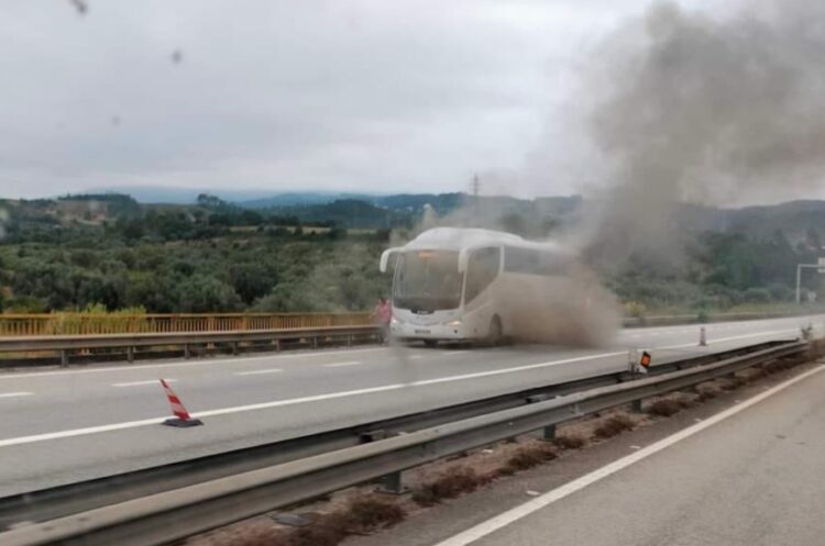 Autocarro incendiou-se no IP3. Os seis passageiros e o motorista estão bem