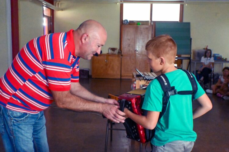 Crianças dançaram e tocaram concertina nas “Atividades de Verão”