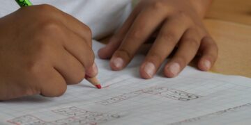 Governo propõe 450 euros de subsídio a docentes colocados a mais de 300 km