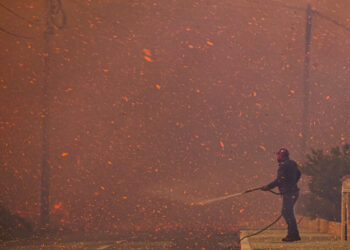 Casas ardidas e várias frentes de fogo em São Pedro do Sul