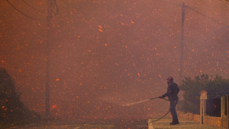 Casas ardidas e várias frentes de fogo em São Pedro do Sul