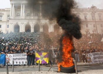 Bombeiros sapadores protestam em frente ao Parlamento