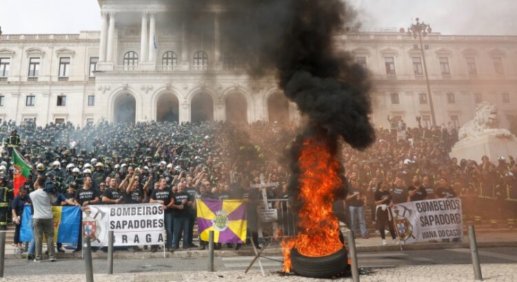 Bombeiros sapadores protestam em frente ao Parlamento
