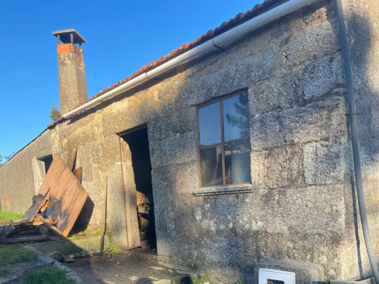 Incêndio numa habitação em Mangualde deixa idoso desalojado