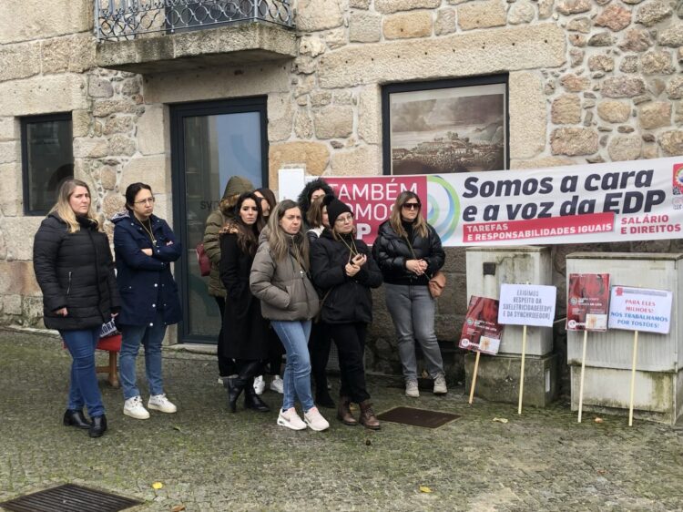 Seia: Trabalhadores de call center em greve devido a despedimentos e alteração de horários