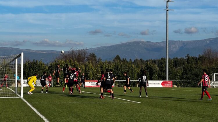AD Lagares da Beira perde com a Académica em jogo com arbitragem desastrosa