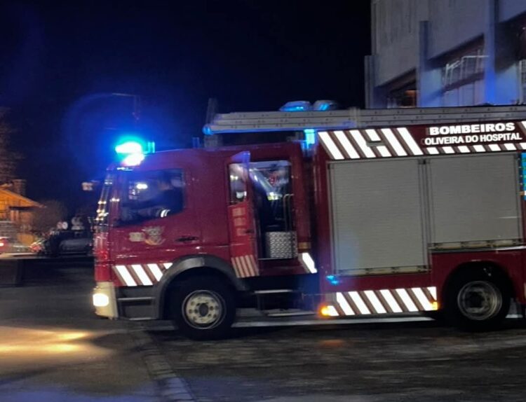 Incêndio habitacional na Bobadela mobiliza mais de 30 bombeiros