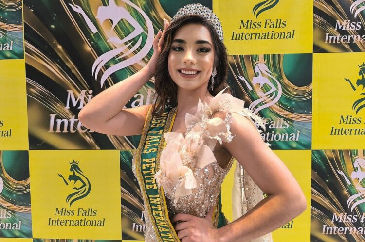 Tabuense Ariana Dias é Miss Petite Falls International