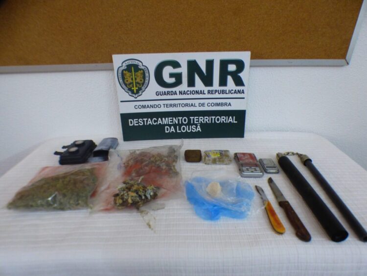 Lousã: Homem detido por posse de arma proibida e tráfico de droga