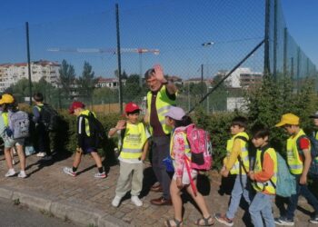 Crianças foram a pé para a escola em Oliveira do Hospital