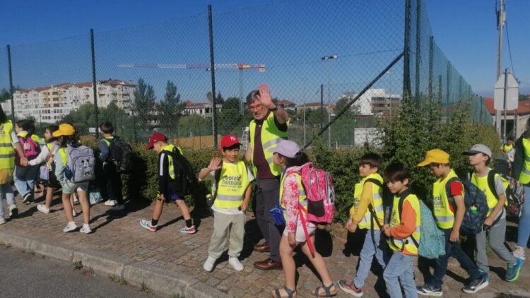 Crianças foram a pé para a escola em Oliveira do Hospital