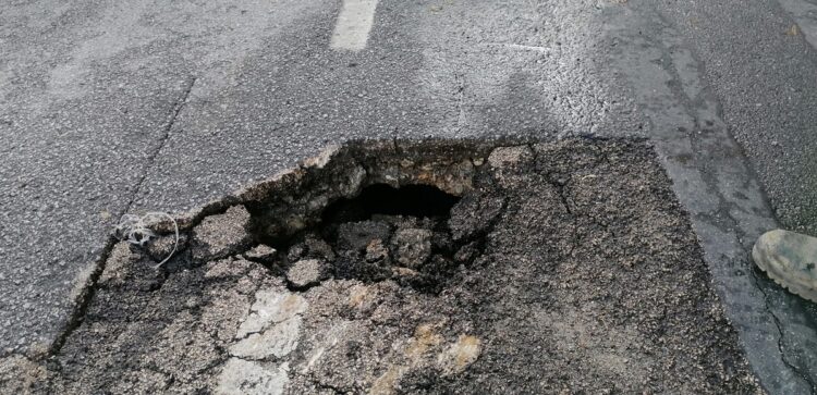 Rebentamento de conduta de água abre ‘buraco” em S. Paio de Gramaços