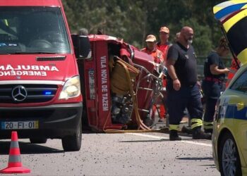 Cinco bombeiros de Vila Nova de Tazem feridos em capotamento na A3