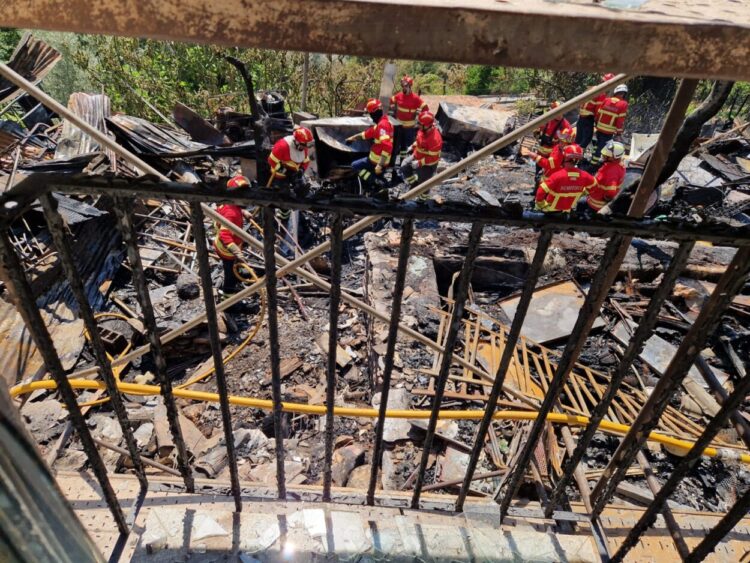Incêndio começou em anexo de habitação e alastrou-se a zona de mato no Parente