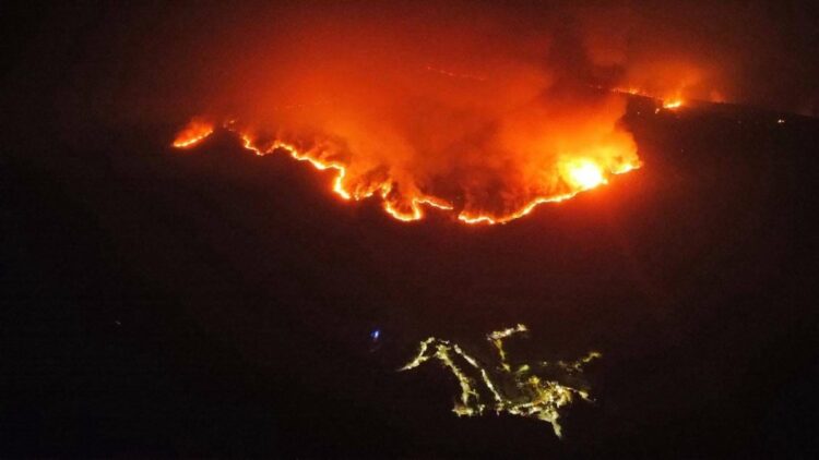 Três frentes ativas do incêndio em Seia em Teixeira de Baixo, Teixeira e Ribeira — há cinco aldeias evacuadas