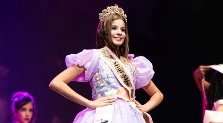 Tabuense Maria Leonor coroada Mini Miss Portugal na estreia do concurso