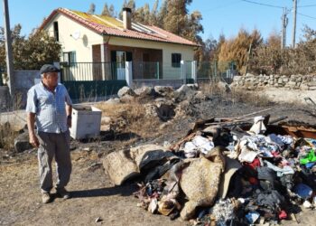 Família fica desalojada após incêndio. “Isto vinha para nos matar”